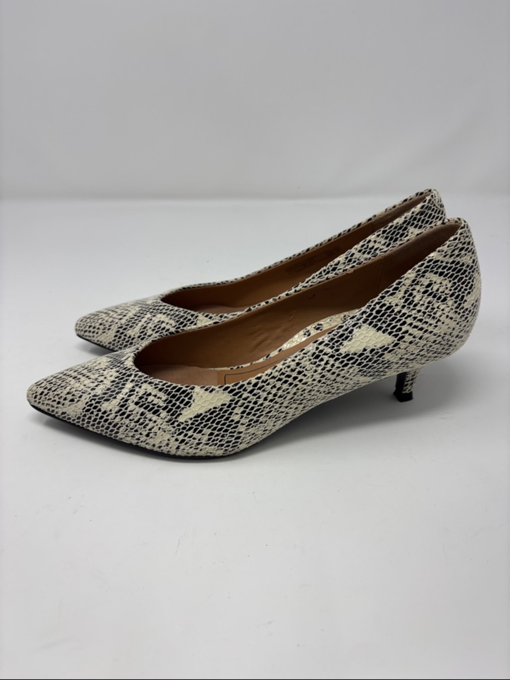Vionic | 7 Josie Snake-Print Pointed Toe Flats in Cream and Black - Picture 5 of 7